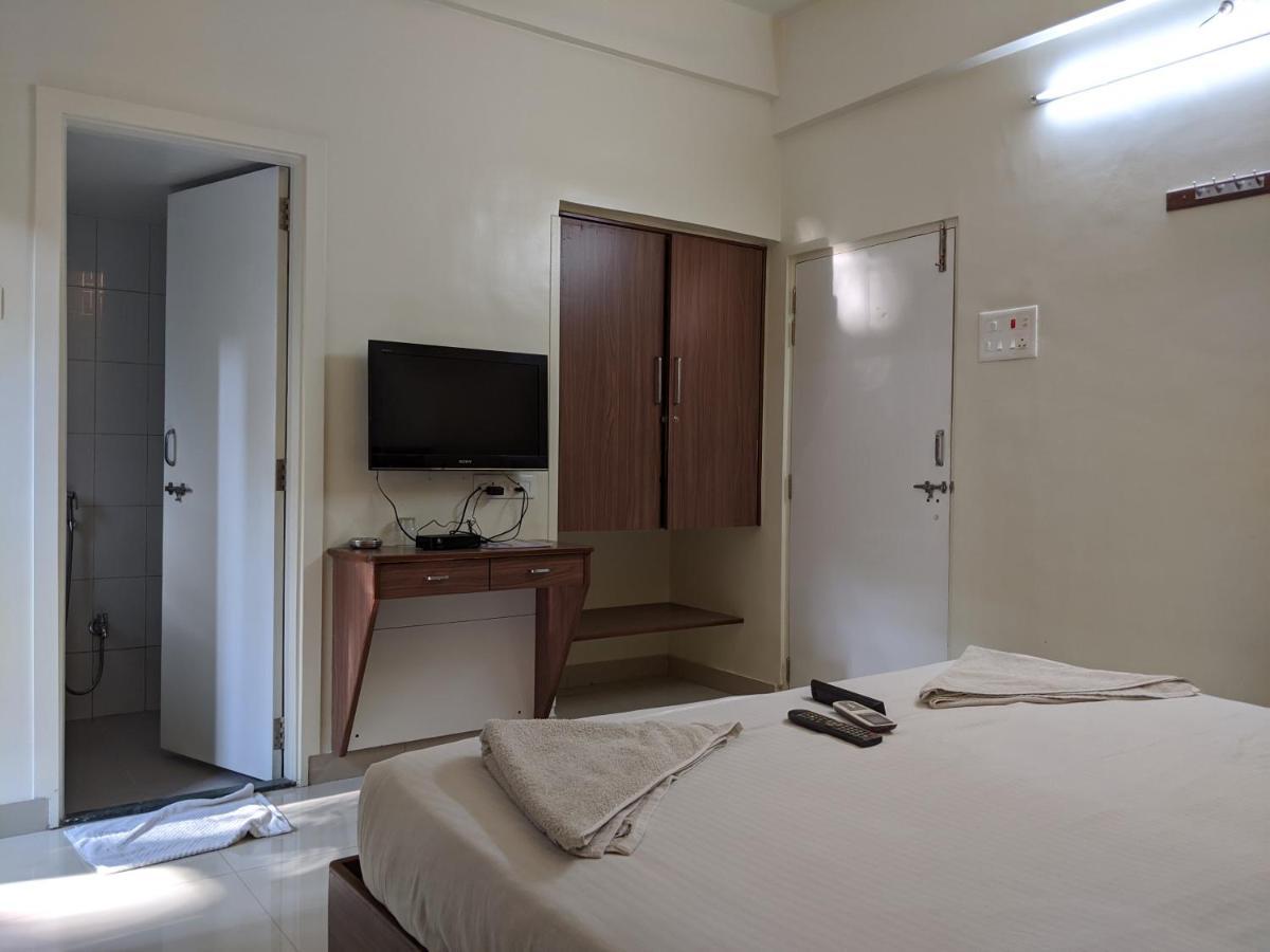 Suryavilla Hotel Пуна Экстерьер фото